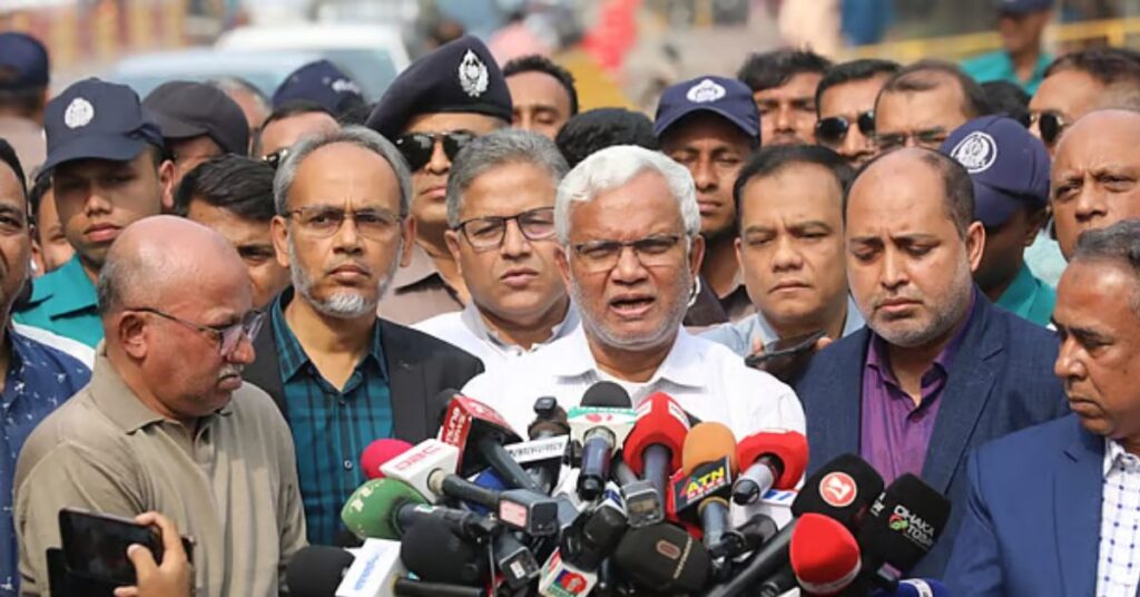 এভারকেয়ার হাসপাতালের সামনে সাংবাদিকদের ব্রিফিংয়ে ডা. এ জেড এম জাহিদ হোসেন