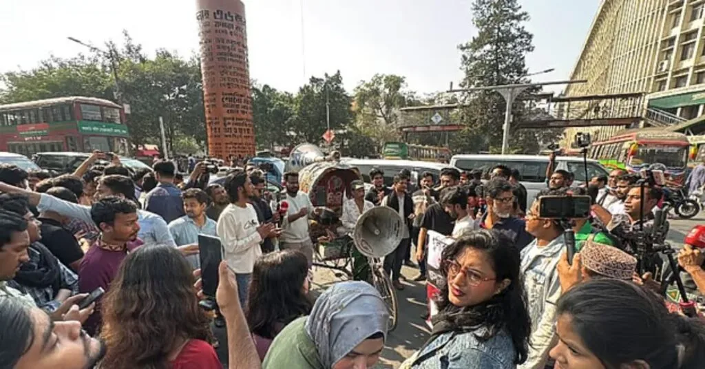 স্বরাষ্ট্র উপদেষ্টার পদত্যাগ দাবিতে শাহবাগ অবরোধ